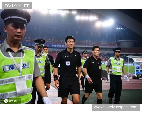 中国裁判马宁（或其他新锐）的 2026 执法日记：他在洛杉矶赛区的最后体能考核实录。